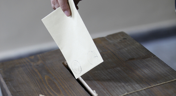 A guide to the referenda on the EU Constitutional treaty A guide to the referenda on the EU Constitutional treaty